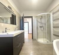 RADO| Podnikajte a zároveň bývajte pod jednou strechou! - Kúpeľňa v rodinnom dome s dvojumývadlom, sprchovým kútom a podlahou s dreveným dekorom.