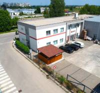 Obchodné, administratívne, priestory, showroom v exponovanej časti TT - Obchodné priestory na Strojárenskej ulici v Trnave, s parkoviskom a okolitou zástavbou.