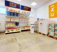 Obchodné, administratívne, priestory, showroom v exponovanej časti TT - Obchodné priestory so stavebným materiálom, regály s vedrami, podlaha s dreveným dekorom.