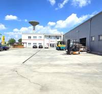 Obchodné, administratívne, priestory, showroom v exponovanej časti TT - Obchodné priestory na Strojárenskej ulici v Trnave s parkoviskom a priemyselným vybavením.