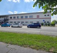 Obchodné, administratívne, priestory, showroom v exponovanej časti TT - Obchodné priestory na Strojárenskej ulici v Trnave, s parkovaním a cyklistom.