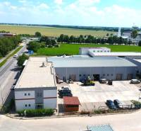 Obchodné, administratívne, priestory, showroom v exponovanej časti TT - Obchodné priestory na Strojárenskej ulici v Trnave s priľahlým parkoviskom a zeleňou v okolí.