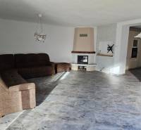 REZERVOVANÉ! Predáme 5-izbový rodinný dom na Štúrovej ulici, Vráble - Obývacia izba v rodinnom dome s podlahou s dreveným dekorom a rohovou pohovkou.