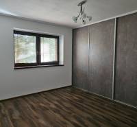 REZERVOVANÉ! Predáme 5-izbový rodinný dom na Štúrovej ulici, Vráble - Izba v rodinnom dome, s podlahou s dreveným dekorom a veľkou vstavanou skriňou.