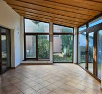 REZERVOVANÉ! Predáme 5-izbový rodinný dom na Štúrovej ulici, Vráble - Izba v rodinnom dome s veľkými oknami a dlažbou, výhľad do záhrady.