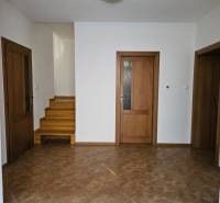 REZERVOVANÉ! Predáme 5-izbový rodinný dom na Štúrovej ulici, Vráble - Interiér rodinného domu s keramickou dlažbou, drevené schody a dvere s presklením.