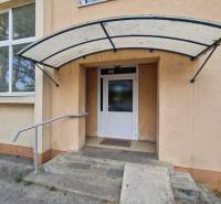 PRENÁJOM 1 IZB. BYT blízko centra, Bánovce nad Bebravou - Vchod budovy na ulici A. Hlinku v Bánovciach nad Bebravou.