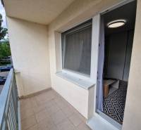 PRENÁJOM 1 IZB. BYT blízko centra, Bánovce nad Bebravou - Balkón 1-izbového bytu na ulici A.Hlinku v Bánovciach nad Bebravou s výhľadom na parkovisko.