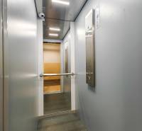 Prenájom úplne nového 2 izb. bytu - skvelá poloha a komfortné bývanie. - Výťah s nerezovými stenami a osvetlením, pravdepodobne v budove s 2-izbovým bytom.