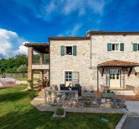 Na predaj KAMENNÝ DOM s LUXUSOM v srdci Istrie - Kamenná vila v Bale s bazénom a terasou obklopená zeleňou.