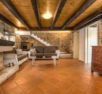 Na predaj KAMENNÝ DOM s LUXUSOM v srdci Istrie - Krbová miestnosť vo vile s podlahou s dreveným dekorom a kamennými stenami.