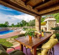 Na predaj KAMENNÝ DOM s LUXUSOM v srdci Istrie - Exteriér vily v meste Bale s bazénom, stolom a prírodnými detailmi.