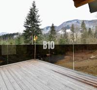 LUKRATÍVNA CHATA - NOVOSTAVBA - SRDCE VRÁTNEJ DOLINY - Chata v Terchovej s terasou ponúka výhľad na zasnežené hory a les.