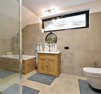 LUKRATÍVNA CHATA - NOVOSTAVBA - SRDCE VRÁTNEJ DOLINY - Kúpeľňa s vaňou, sprchou, zrkadlom a skrinkou v Chate. Svetlé obklady a dlažba.