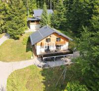 LUKRATÍVNA CHATA - NOVOSTAVBA - SRDCE VRÁTNEJ DOLINY - Chata v Terchovej obklopená lesom, so slnečnou terasou a prístupovou cestičkou.