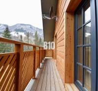 LUKRATÍVNA CHATA - NOVOSTAVBA - SRDCE VRÁTNEJ DOLINY - Balkón chaty v Terchovej s výhľadom na zasnežené hory a lesy.