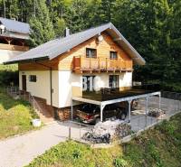 LUKRATÍVNA CHATA - NOVOSTAVBA - SRDCE VRÁTNEJ DOLINY - Chata v Terchovej obklopená lesom s parkovacou plochou a terasou.