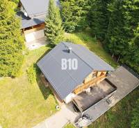 LUKRATÍVNA CHATA - NOVOSTAVBA - SRDCE VRÁTNEJ DOLINY - Chata v Terchovej obklopená lesom s drevenou terasou a priľahlou záhradou.