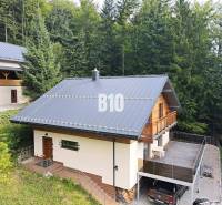 LUKRATÍVNA CHATA - NOVOSTAVBA - SRDCE VRÁTNEJ DOLINY - Chata v Terchovej obklopená lesmi s veľkou terasou a parkovacím miestom.