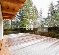 LUKRATÍVNA CHATA - NOVOSTAVBA - SRDCE VRÁTNEJ DOLINY - V Terchovej nájdete chatu s terasou a podlahou s dreveným dekorom obklopenou lesom.