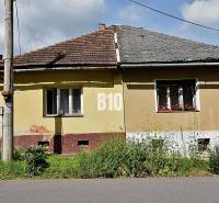 Rodinný dom s veľkým pozemkom o výmere 3271m2  na predaj - Žltý rodinný dom v Partizánskej Ľupči so šikmou strechou a priľahlou záhradou.