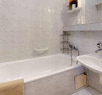 Z vchodu rovno do školy, na predaj praktický 3 izbový byt, Andrusovova - Kúpeľňa v 3-izbovom byte s vaňou, umývadlom a obkladom z bielych dlaždíc.