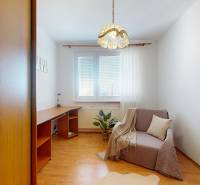 Z vchodu rovno do školy, na predaj praktický 3 izbový byt, Andrusovova - Pracovňa v 3-izbovom byte s podlahou s dreveným dekorom, kreslom a pracovným stolom.