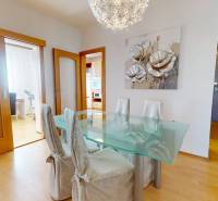 Z vchodu rovno do školy, na predaj praktický 3 izbový byt, Andrusovova - Jedáleň v 3-izbovom byte s preskleným stolom a podlahou s dreveným dekorom.