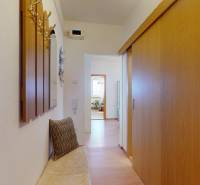 Z vchodu rovno do školy, na predaj praktický 3 izbový byt, Andrusovova - Chodba v 3-izbovom byte so vstavanou skriňou a podlahou s dreveným dekorom.