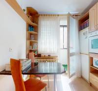 Z vchodu rovno do školy, na predaj praktický 3 izbový byt, Andrusovova - Kuchyňa s jedálenským stolom, drevenými skrinkami a oknom v 3-izbovom byte.