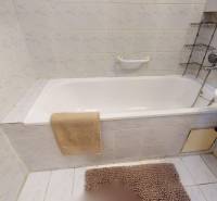 Z vchodu rovno do školy, na predaj praktický 3 izbový byt, Andrusovova - Kúpeľňa s vaňou, bielymi obkladačkami a svetlou dlažbou v 3-izbovom byte.