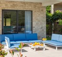 NA PREDAJ novo postavená VILA  /200 m2/ pri mori, Rogoznica - Exteriér vily v Bale s modrým záhradným sedením a kamennou stenou.