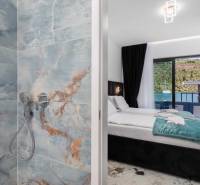 NA PREDAJ novo postavená VILA  /200 m2/ pri mori, Rogoznica - Kúpeľňa s mramorovými obkladmi a spálňa vo vile s výhľadom na more.