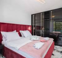 NA PREDAJ novo postavená VILA  /200 m2/ pri mori, Rogoznica - Spálňa vo Vile s posteľou čalúnenou červeným zamatom a sklenenou skriňou.