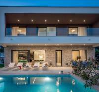 NA PREDAJ novo postavená VILA  /200 m2/ pri mori, Rogoznica - Vila v Bale s bazénom a terasou, obklopená zeleňou a oddychovými priestormi.