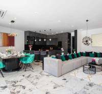 NA PREDAJ novo postavená VILA  /200 m2/ pri mori, Rogoznica - Priestranná obývacia izba Vily s jedálňou, sedačkou a modernou kuchyňou.