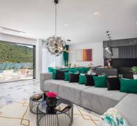 NA PREDAJ novo postavená VILA  /200 m2/ pri mori, Rogoznica - Priestranná obývačka vily s výhľadom na bazén a prírodné prostredie.