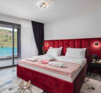 NA PREDAJ novo postavená VILA  /200 m2/ pri mori, Rogoznica - Spálňa vo vile s veľkou posteľou a výhľadom na jazero, podlaha s mramorovým vzorom.