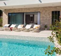 NA PREDAJ novo postavená VILA  /200 m2/ pri mori, Rogoznica - Exteriér vily v Bale s bazénom a ležadlami na terase.