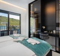 NA PREDAJ novo postavená VILA  /200 m2/ pri mori, Rogoznica - Spálňa vo Vile s terasou a výhľadom na prírodu a jazero.