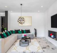 NA PREDAJ novo postavená VILA  /200 m2/ pri mori, Rogoznica - Obývačka s pohodlnou sedačkou, krbom a dekoráciami vo Vile.