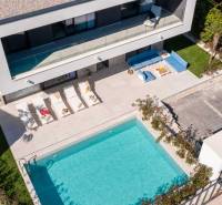 NA PREDAJ novo postavená VILA  /200 m2/ pri mori, Rogoznica - Vila v Bale s bazénom, ležadlami a pohodlným vonkajším posedením.