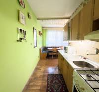 REZERVOVANÉ- Na predaj 3-izbový byt Žilina-Vlčince - Kuchyňa v 3-izbovom byte s podlahou s dreveným dekorom a zelenými stenami.