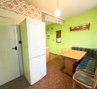 REZERVOVANÉ- Na predaj 3-izbový byt Žilina-Vlčince - Jedálenský kút so sedacou súpravou a stolom v 3-izbovom byte.