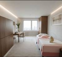 REZERVOVANÉ- Na predaj 3-izbový byt Žilina-Vlčince - Spálňa v 3-izbovom byte s posteľou, pracovným stolom a podlahou s dreveným dekorom.