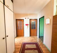 REZERVOVANÉ- Na predaj 3-izbový byt Žilina-Vlčince - Chodba so skriňami, svetlé steny, podlaha s dreveným dekorom, 3-izbový byt.