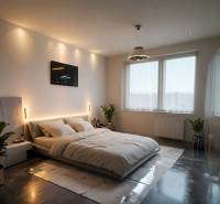 REZERVOVANÉ- Na predaj 3-izbový byt Žilina-Vlčince - Spálňa s podlahou s dreveným dekorom, veľká posteľ, rastliny a zapustené osvetlenie.