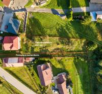 Stavebný pozemok - Turzovka - stavebné povolenie - Letecký pohľad na stavebnú parcelu v Turzovke, Pozemky - bývanie, s prístupovou cestou.