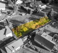 Stavebný pozemok - Turzovka - stavebné povolenie - Pozemky - bývanie v Turzovke, obklopené domami na mierne svahovitom teréne.