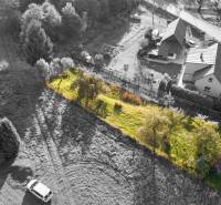 Stavebný pozemok - Turzovka - stavebné povolenie - Pozemky - bývanie v Turzovke s trávnatým porastom a okolím rodinných domov.